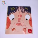 El dedo en la nariz